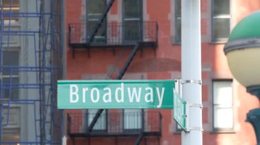 New York City Broadway sokak tabelası Manhattan Midtown, ABD 'de. Şehir levhası, trafik levhası. Flatiron bölgesinde inşaat mimarisi. 5. Cadde ile kesişen yol. Metro lambası..