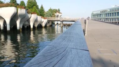 New York City Little Island Pier Park, Manhattan Midtown, ABD 'de vaha. Chelsea, ABD 'de sütunlar üzerine şehir mimarisi. Gelecekçi çağdaş beton sütunlar tasarımı, Hudson nehri dönüm noktası.