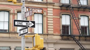 New York City Batı Broadway ve Duane caddesi tabelası aşağı Manhattan, ABD 'de. Amerikan şehrinde şehir yol tabelası, New York 'ta trafik tabelası. Tribeca bölgesindeki kırmızı tuğlalı bina mimarisi. Tek yön.