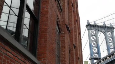 Brooklyn Dumbo 'daki Manhattan Köprüsü, New York, Amerika Birleşik Devletleri. Kırmızı tuğla bina mimarisi, Washington caddesindeki camlarda yansıma. NYC, ABD 'de turizm simgesi.