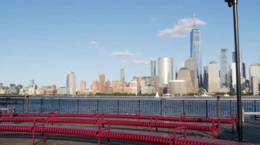 New York City Manhattan şehir merkezi finans bölgesi silueti, New Jersey Exchange Place, ABD. Gökdelen binalı şehir manzarası, Dünya Ticaret Merkezi. J Owen Grundy Parkı, Paulus Hook.