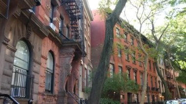 New York City şehir binaları mimarisi, Manhattan klasik caddesi, Greenwich köyü, Amerika Birleşik Devletleri. New York 'taki tipik kırmızı tuğlalı ev, ABD' deki emlak mülkü. Batı köyü