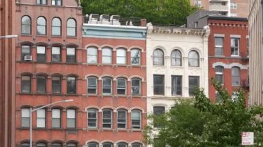 New York City şehir binaları mimarisi, Aşağı Manhattan tarihi klasik caddesi, Amerika Birleşik Devletleri. New York 'taki tipik kırmızı tuğlalı ev, ABD' deki emlak mülkü. Pencereler.