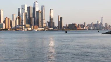 New York City Manhattan şehir merkezi silüeti, Downtown ve Hudson Yards New Jersey 'den, Weehawken Port Imperial, ABD. Gökdelen binalı şehir manzarası, Amerikan mimarisi. Nehir.