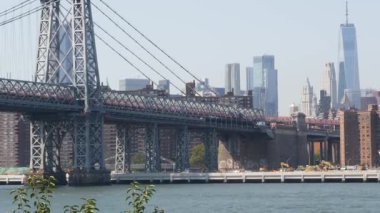 Brooklyn 'deki Williamsburg Köprüsü, New York, ABD. Marcy Av metro istasyonu ve Williamsburg 'daki Domino Parkı yakınlarında metalik bir köprü. Manhattan 'daki Dünya Ticaret Merkezi gökdelen kulesi.