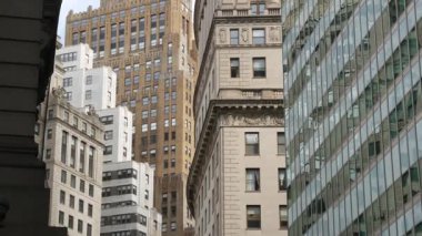 New York, Aşağı Manhattan, Aşağı Manhattan, Finans Bölgesi, Broadway Caddesi, ABD. Battery Park 'taki Bowling Green yakınlarında bir bina. Fidi 'nin şehir manzarası. Amerikan iş merkezi