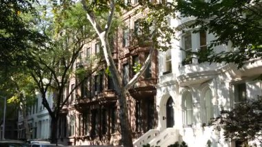 New York City konak binaları, Manhattan 'da ya da Brooklyn' de evler, Amerika Birleşik Devletleri. Mahalle sokağındaki klasik binalar. Gayrimenkul. Kasabanın Rowhouse evi.