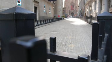 Manhattan 'da Broadway, Finansal Bölge, Wall Street' te Trinity Kilisesi, New York, Amerika Birleşik Devletleri. Halk yayalar, borsa binası yakınlarındaki ofis çalışanlarının dikkati dağıldı..