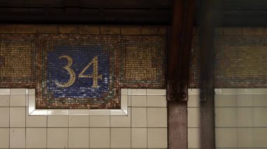 New York City Manhattan Midtown metro platformu Herald Meydanı ve Penn İstasyonu yakınında 34 sokak metrosu, Birleşik Devletler demiryolu. Amerika 'da toplu taşıma, Amerikan demiryolu. Duvara yazı, fayans.