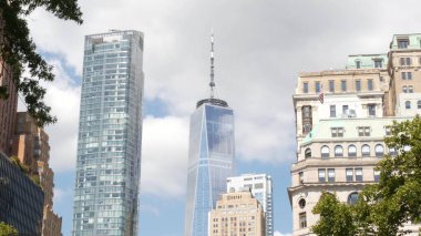 New York City Manhattan Şehir Merkezi Finans Bölgesi, Amerika Birleşik Devletleri. Dünya Ticaret Merkezi gökdeleni, Fidi 'deki kule binası. Battery Park 'ın modern iş merkezi. Yaz ağacı yeşilliği.