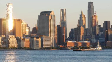 New York City Manhattan, Downtown Financial District Skyline, Amerika Birleşik Devletleri. Fidi 'deki gökdelen kulesi binaları. New Jersey 'den modern iş merkezi manzarası. Gün batımı altın saati, Hudson..