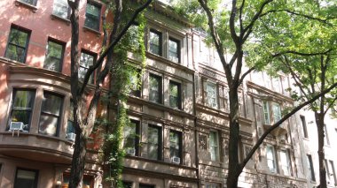 New York City konak binaları, Manhattan 'da ya da Brooklyn' de evler, Amerika Birleşik Devletleri. Mahalle sokağındaki klasik binalar. Gayrimenkul. Kasabanın Rowhouse evi.