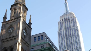 New York, Amerika Birleşik Devletleri - 7 Eylül 2024 Manhattan Şehir Merkezi Empire State Binası 34 numara, 5 bulvar. Gökdelen Kulesi şehir mimarisi. Mermer Kolej Kilisesi, Hıristiyanlık dini