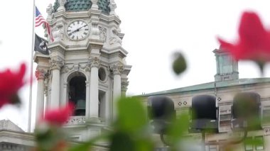 New York, ABD - 7 Eylül 2024: Brooklyn Şehir Merkezi. Borough Hall, belediye idaresi tarihi eski bina. Belediye binasının mimarisi. Sonbahar çiçekleri açar..