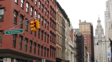 New York, ABD - 4 Eylül 2024: Şehir Merkezi. Manhattan belediye binası, eski tarihi mimari. Devlet idaresi yetkisi. W Broadway sokak tabelası, Chambers sokağı.