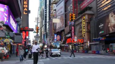 New York City, ABD - 8 Eylül 2024: Manhattan Midtown 42 caddesi, Broadway 'de Times Meydanı yakınlarında tiyatro ilanları. Zebra yaya geçidinde yaya geçidi, Liman İdaresi kavşağı.