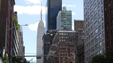 New York City, Amerika Birleşik Devletleri - 7 Eylül 2024 Manhattan Midtown Empire State Binası 34 sokak, 5 bulvar. Gökdelen kulesi mimarisi. Hells Kitchen 'daki şehir manzarası. Kırmızı tuğla ev.