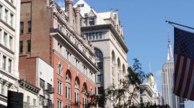 New York, Amerika Birleşik Devletleri - 7 Eylül 2024: Manhattan Midtown Empire State Binası 34 sokak, 5 Avenue klasik tarihi evler. Gökdelen kulesi mimarisi. Şehir manzarası.