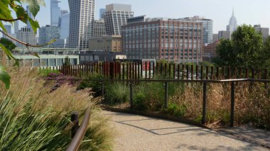 New York, Birleşik Devletler - 13 Eylül 2024: Manhattan 'ın ortasındaki Little Island Pier Park. Sütunlar, Hudson yardaları ve Chelsea şehir manzarasında şehir bahçesi vahası. Biyofilik tasarım, bitkiler ve yeşillik.