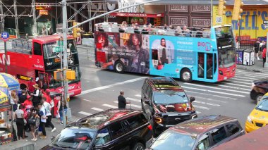 New York, Birleşik Devletler - 10 Eylül 2024: Broadway caddesi yakınında Times Meydanı, Manhattan Midtown trafiği kavşağında. Yoldaki insanlar yayalar ve sarı taksi arabaları. Zebra yaya geçidi.