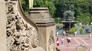 New York, ABD - 5 Eylül 2024 Central Park Bethesda Fountain, Bethesda Terrace 'ın melek heykeli. Manhattan, ABD 'de insanlar ve heykel. Amerikan tarihi anıtı ve gölü yakınlarındaki turistler.