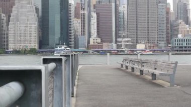 New York, Birleşik Devletler - 8 Eylül 2024: Brooklyn Köprüsü Parkı 'ndan Manhattan şehir merkezi silueti. Finans bölgesi gökdelenleri. İş merkezinin Amerikan şehir mimarisi. Boş bank.