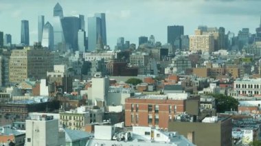 New York, Amerika Birleşik Devletleri - 7 Eylül 2024 Manhattan şehir merkezi, Hudson Yards, Bowery Caddesi 'nin çatısı. Binaların mimarisi, su kulesi tankları çatıda. Yerleşim bölgesinin hava görüntüsü.