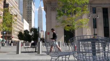 New York, ABD - 9 Eylül 2024 Manhattan Midtown Caddesi. Empire State Binası ve Penn İstasyonu mimarisi Chelsea. İnsanlar yayalar. Pennsylvania İstasyonu, ABD 'de demiryolu. Sarı taksi.