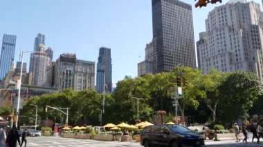 New York, Amerika Birleşik Devletleri - 11 Eylül 2024: Beşinci Cadde ve Broadway Caddesi kavşağı, Manhattan Midtown. Madison Square Park Flatiron Bölgesi. Yoldaki sarı taksi arabaları. İnsanlar yayalar, zebralar