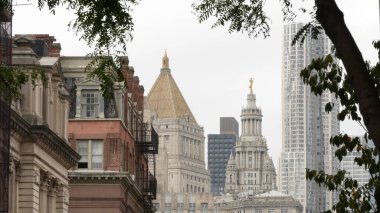 New York Şehri Şehir Merkezi, Amerika Birleşik Devletleri. Manhattan belediye binası 1914, eski tarihi mimari. Devlet idaresi yetkisi. Adliye piramidinin çatısı, Center Caddesi.