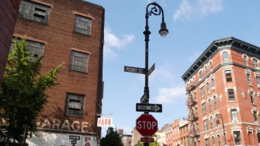 New York City Greenwich ve Perry caddelerinin köşesi, Amerika Birleşik Devletleri 'nin Manhattan West Village semtinde. Şehir yol tabelası, New York 'ta trafik tabelası. Kırmızı tuğlalı klasik bina mimarisi. Fener, tek yön ve dur.