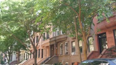 New York City konak binaları, Manhattan 'da ya da Brooklyn' de evler, Amerika Birleşik Devletleri. Mahalle sokağındaki klasik binalar. Gayrimenkul. Kasabanın Rowhouse evi.