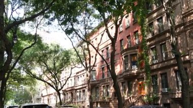 New York City konak binaları, Manhattan 'da ya da Brooklyn' de evler, Amerika Birleşik Devletleri. Mahalle sokağındaki klasik binalar. Gayrimenkul. Kasabanın Rowhouse evi.