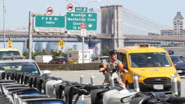 New York, Birleşik Devletler - 7 Eylül 2024: Manhattan 'dan Brooklyn Köprüsü. Manhattan Şehir Merkezi ve trafik levhası yok. FDR Drive 'daki arabalar, çoklu şerit taşıma otoyolu. Sarı taksi..
