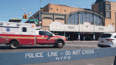 New York, ABD - 4 Eylül 2024: Coney Adası metro girişi, Brooklyn Brighton plajı yakınında. Metro taşımacılığı. Luna Park yakınlarındaki Metropolitan tarihi istasyonu. New York Polisi, acil ambulans..