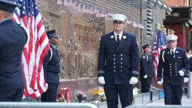 New York City, ABD - 11 Eylül 2024: İtfaiyeci memurlar anma töreni, Vatanseverlik Günü etkinliği. İtfaiyeciler FDNY Memorial Wall, Liberty Street Ten House, 911 saldırısı. Amerikan bayrağı.