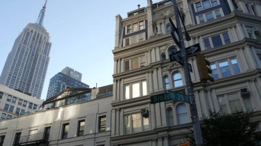 New York, Amerika Birleşik Devletleri - 7 Eylül 2024: Manhattan Midtown Empire State Binası Broadway 'den 34 sokak 5 bulvarı. Gökdelen Kulesi klasik tarihi mimarisi. 1200 Broadway köşesi