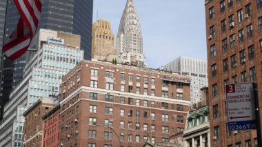 New York, Amerika Birleşik Devletleri - 9 Eylül 2024: Manhattan Midtown. Gökdelen kulesi mimarisi. Chrysler binası. Murray Hill 'deki Park Bulvarı. Şehir manzarası, kırmızı tuğla. Amerikan bayrağı.