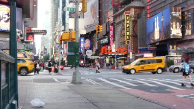 New York City, ABD - 8 Eylül 2024: Manhattan Midtown 42 caddesi, Broadway 'de Times Meydanı yakınlarında tiyatro ilanları. İnsanlar yaya, Liman İdaresi metro istasyonu girişi ya da çıkışı.