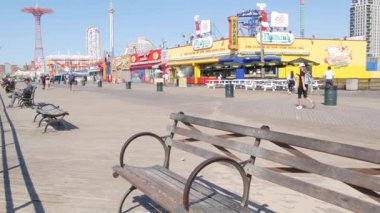 New York, ABD - 3 Eylül 2024: Nathans hot dog, Brooklyn, Coney Island 'da fast food restoranı. Iconic retro sokak yemekhanesi, okyanus kıyısında eğlence parkı. Seyahat simgesi