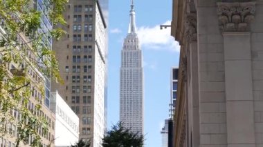 New York, Amerika Birleşik Devletleri - 7 Eylül 2024: Manhattan Şehir Merkezi Empire State Binası 34 Sokak 5 Bulvarı. Gökdelen kulesi, Hells Kitchen. Penn İstasyonu. Pennsylvania demiryolu terminali.