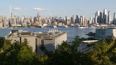 New Jersey, ABD - 10 Eylül 2024: New York City Manhattan şehir merkezi silueti. Hells Kitchen, Hudson Yards Weehawken Limanı Imperial 'dan. Şehir manzaralı gökdelen binalar, Amerikan mimarisi.