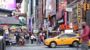 New York, Amerika Birleşik Devletleri - 8 Eylül 2024: Manhattan Midtown 42 Sokak, Tiyatro Bölgesi tabelası, Broadway Times Meydanı. Zebra yaya geçidinde yaya geçidi, Liman İdaresi. Sarı taksi..