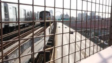 New York, Amerika Birleşik Devletleri - 14 Eylül 2024: Brooklyn Williamsburg Köprüsü. Marcy Av metro istasyonu ve Domino Parkı yakınlarında metalik bir köprü. Queens ve Bronx trafik levhası. Metro treni.