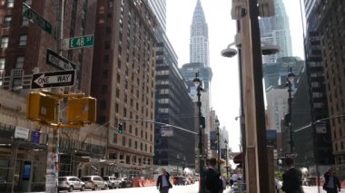 New York, ABD - 9 Eylül 2024 Manhattan Midtown Doğu Caddesi, Lexington Bulvarı, Chrysler Binası. İnsanlar kaldırımda yürür, arabalar Turtle Bay 'de yoldadır. Tuğla mimarisi.