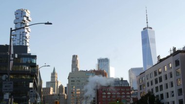 New York City Manhattan Şehir Merkezi Finans Bölgesi, Amerika Birleşik Devletleri. Dünya Ticaret Merkezi gökdeleni, Fidi kulesi binası. Modern iş merkezi. Sıcak buhar buharı. Varick Caddesi, Tribeca