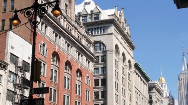 New York City şehir merkezi mimarisi, Manhattan sokağı, 5. Cadde, Amerika Birleşik Devletleri. Kırmızı tuğlalı klasik ev, ABD. New York 'taki tipik tarihi gayrimenkul. Fener..