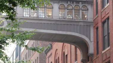 New York City Manhattan Midtown Meatpacking Bölgesi Chelsea 'deki Skybridge, High Line Park, Amerika Birleşik Devletleri pazarı. Eski tarihi köprü, yüksek yürüyüş yolu. Sanayi fabrikası mimarisi.