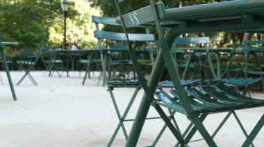 Beşinci Cadde ve Broadway Caddesi kavşağı, Manhattan Midtown, New York, ABD. Madison Square Park, Flatiron Bölgesi 'nde piknik için yayalar, sandalyeler ve masalar dağıtıldı .