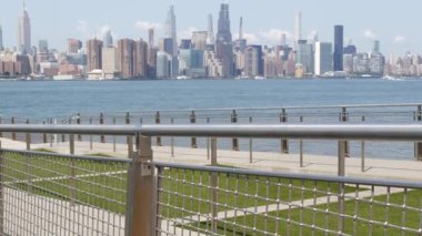 Manhattan şehir merkezi silüeti, Edge Park feribot iskelesi, Kuzey Williamsburg, New York City ABD. East River rıhtımı, Brooklyn. Finans bölgesi gökdelenleri mimarisi. Nehir manzarası.